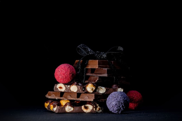 Tablette de chocolat, morceaux de chocolat noir écrasés et noix. Bonbons au chocolat praliné.