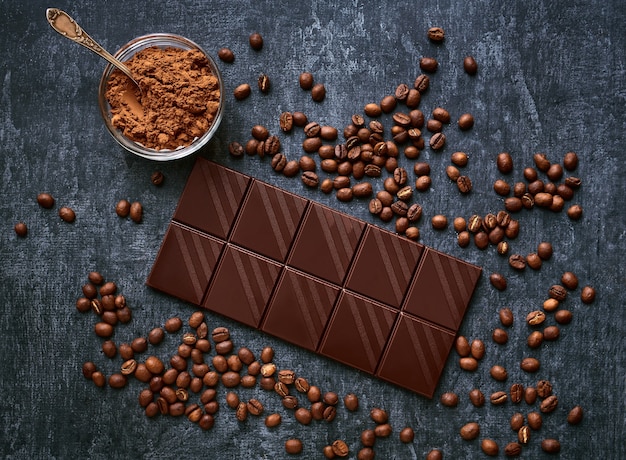 Tablette de chocolat, poudre de cacao et grains de café frits frais