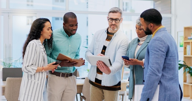 Photo tablette de conversation de collaboration et gestionnaire de gens d'affaires ou travail d'équipe sur la stratégie d'analyse ou la vision du projet travail d'équipe de coopération ou le personnel du lieu de travail examine la conception de la recherche ou l'idée de démarrage