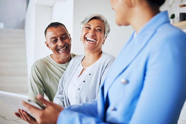 Tablette de couple senior et agent immobilier dans une nouvelle maison avec discussion investissement ou hypothèque Homme femmes et technologie avec accord propriété ou maison avec sourire à la retraite avec conversation