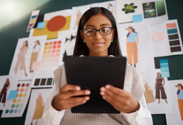 Photo tablette de créateur de mode et femme d'affaires avec le sourire pour des idées de commerce électronique et d'inspiration dans un studio de création atelier de conception de vêtements et fille sur la technologie numérique pour une commande d'achat en ligne ou un site web