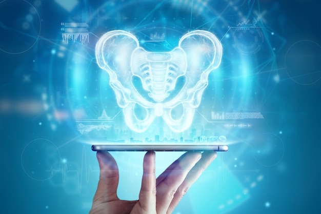 Tablette dans la main du médecin gros plan radiographie du squelette de l'articulation de la hanche du bassin d'un patient concept médical douleurs pelviennes problèmes d'articulation de fracture