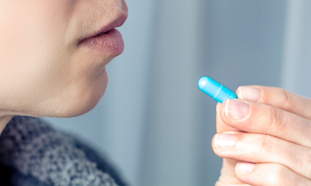 Une tablette dans les mains. Prendre des médicaments.