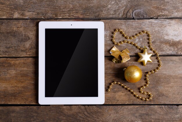 Tablette et décoration de Noël sur fond de bois