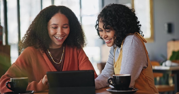 Tablette drôle et amies dans un café regarder une vidéo de comédie ou un meme Internet Rire heureux et femmes sur la technologie dans le café-magasin lien sur les médias sociaux et l'application numérique à la table du restaurant