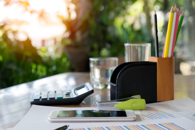 Tablette financière avec tableaux et matériel de bureau sur le bureau