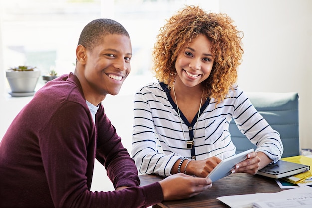 Tablette de gens d'affaires et portrait de travail d'équipe de l'équipe au bureau pour planifier une stratégie ou des idées Une femme et un homme noirs sourient au bureau avec une application mobile pour une collaboration de projet en ligne et des conseils de mentor