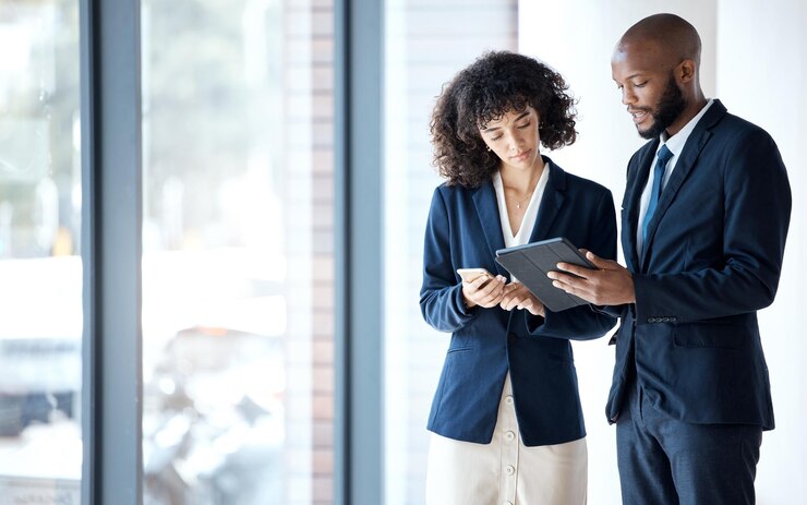 Photo tablette de gens d'affaires et vérification des données dans les données d'entreprise de marketing numérique ou la mise en réseau au bureau employé homme et femme avec écran tactile dans la planification d'une idée d'entreprise ou d'une stratégie de marché