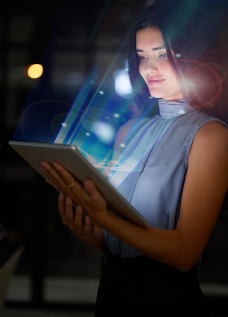 Tablette globale hologramme et réseau femme la nuit en réalité augmentée ou expérience métaverse pour la technologie future Digital shine lumière futuriste et femme d'affaires avec des données scifi à l'écran