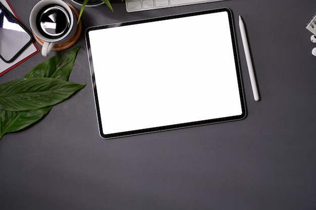 Tablette graphique à affichage numérique vue de dessus sur une table de bureau sombre