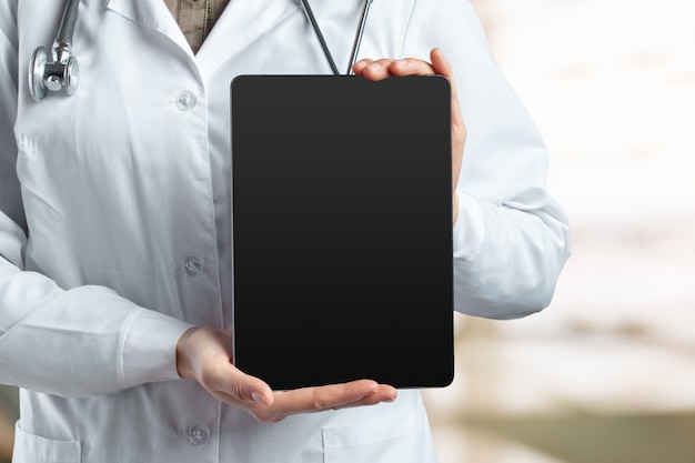 Tablette informatique entre les mains du médecin