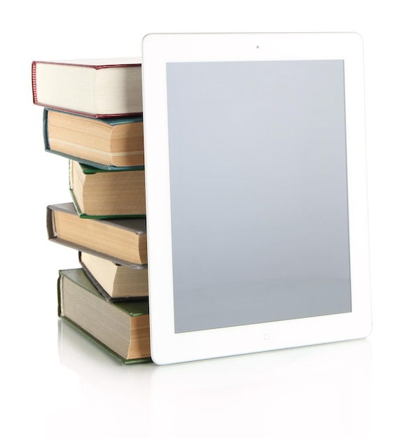 Photo tablette et livres isolés sur blanc