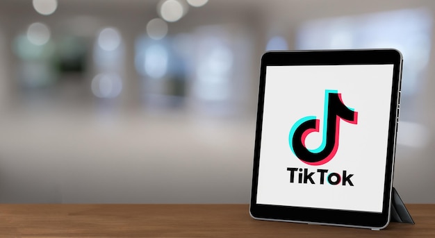 Tablette avec le logo tiktok sur l'écran