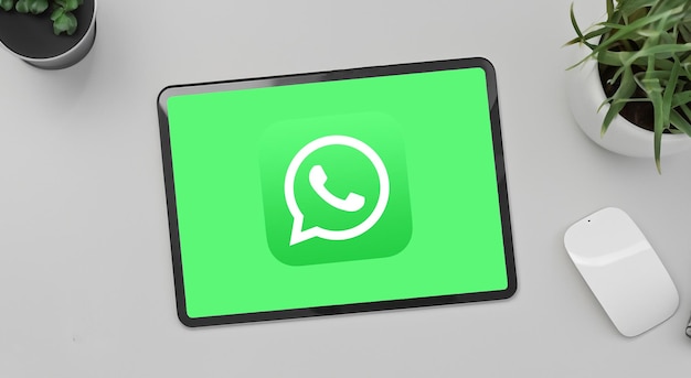 Tablette avec le logo whatsapp sur l'écran