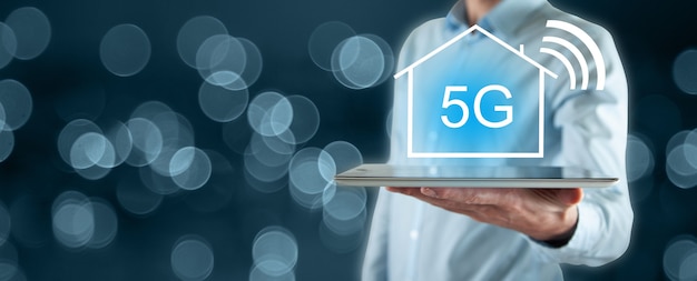 Tablette de main de l'homme avec texte 5G à l'écran