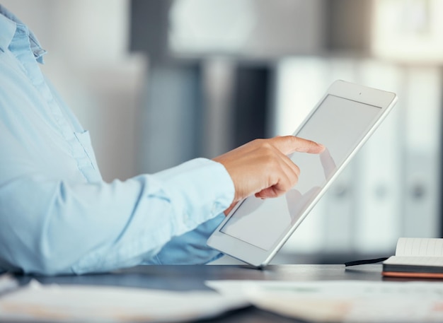 Tablette mains et recherche avec un homme d'affaires travaillant sur la technologie dans son bureau Informations de base de données et Internet avec la main d'un employé masculin sur un appareil à écran tactile sans fil au travail