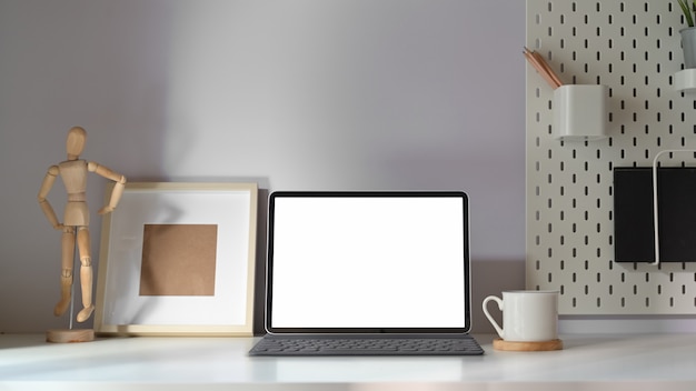 Tablette de maquette avec clavier intelligent sur un espace de travail minimal.