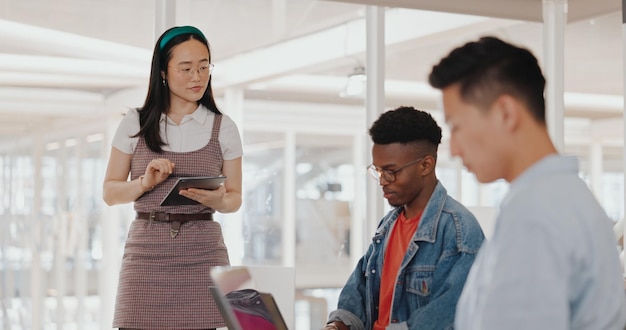 Tablette ou mentor d'une femme d'affaires asiatique dans une entreprise de marketing numérique annonçant un espace de coworking ou une éducation à la marque Conférencier concepteur créatif ou travail d'équipe rencontrant la diversité avec la technologie kpi