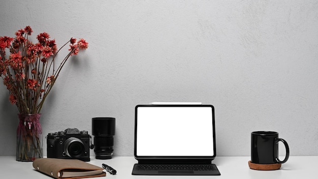 Photo tablette numérique avec clavier sans fil pour ordinateur portable et tasse à café sur tableau blanc