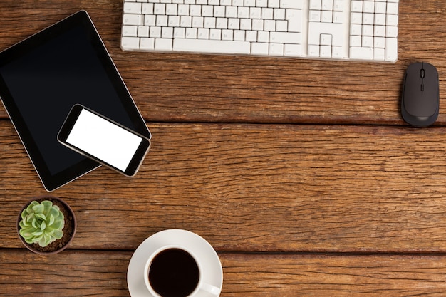 Tablette numérique, clavier et smartphone avec tasse de café