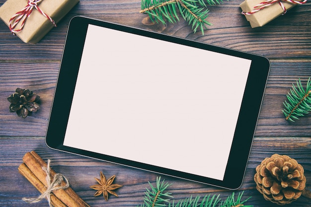 Tablette numérique avec décoration de Noël rustique