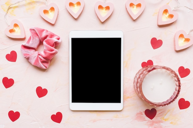 Tablette numérique sur décoration rose Saint Valentin