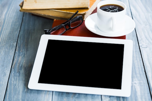Tablette numérique avec écran vide dans le café café