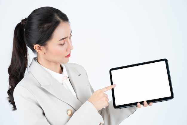 Tablette numérique élégante femme d'affaires asiatique avec écran blanc blanc