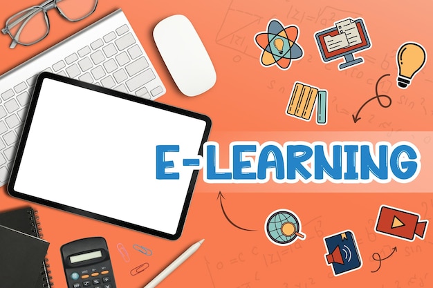 Tablette numérique et fournitures sur fond orange avec le mot e-learning Concept d'éducation en ligne