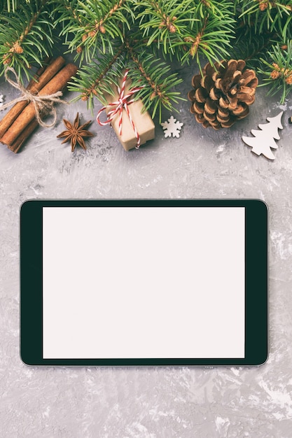 Tablette numérique maquette avec des décorations de ciment de Noël gris rustique pour présentation de l'application, vue de dessus,