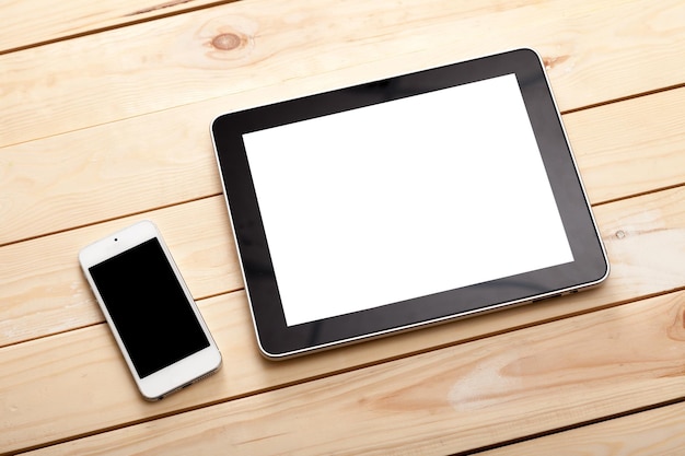 Tablette numérique avec mobile sur table en bois