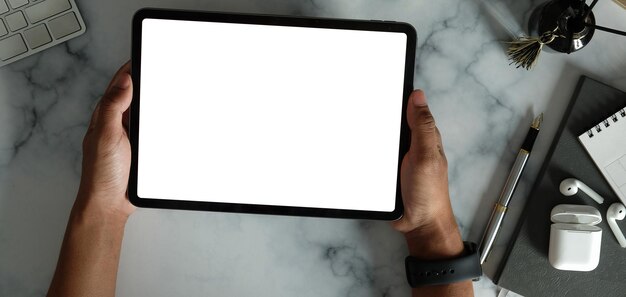 Tablette numérique avec ordinateur portable à écran blanc et tasse à café sur tablex9 blanc