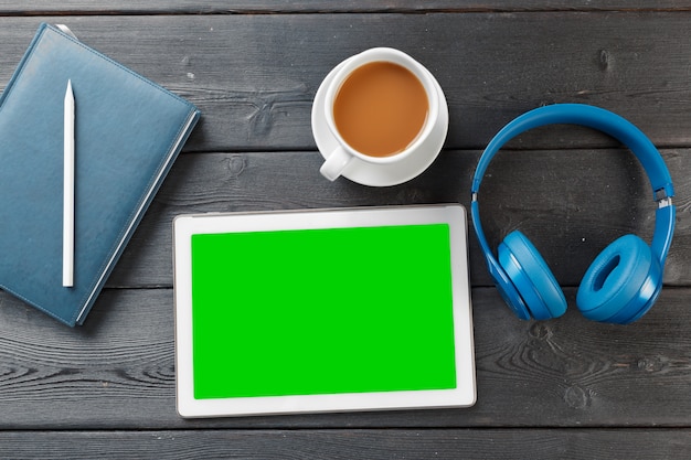 Tablette numérique sur table en bois au café avec une tasse de café