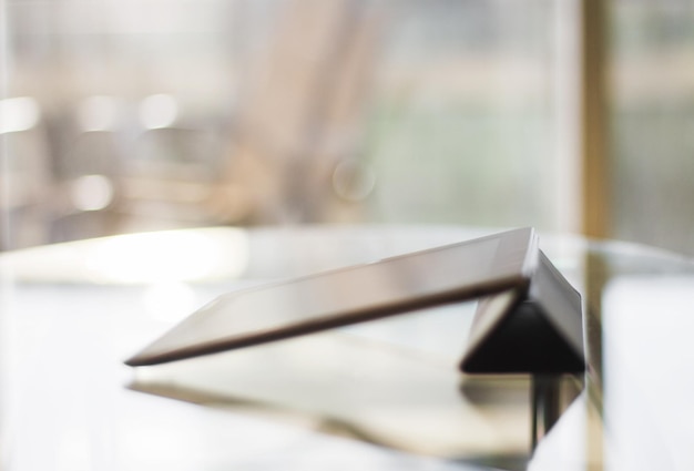 Tablette numérique sur une table en verre au coucher du soleil