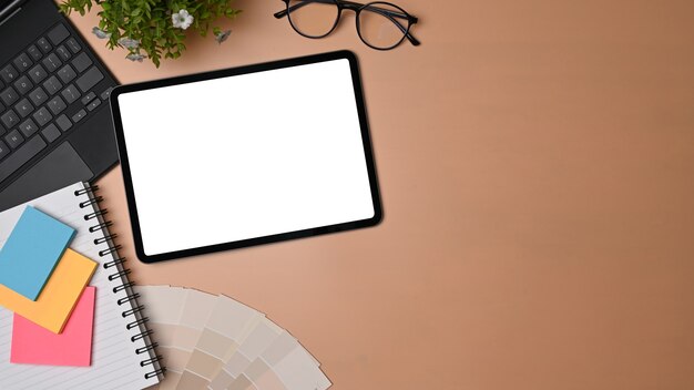 Tablette Numérique Vue De Dessus, Notes De Bâton Et Lunettes Sur L'espace De Travail Du Concepteur.