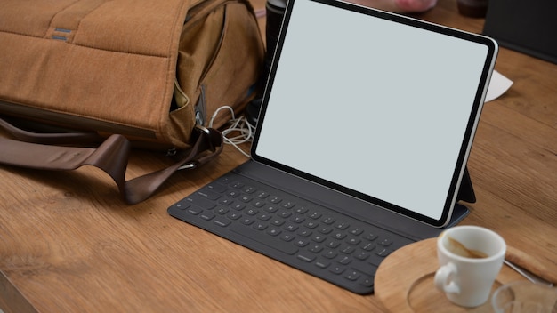 Tablette ouverte et clavier intelligent sur une table en bois