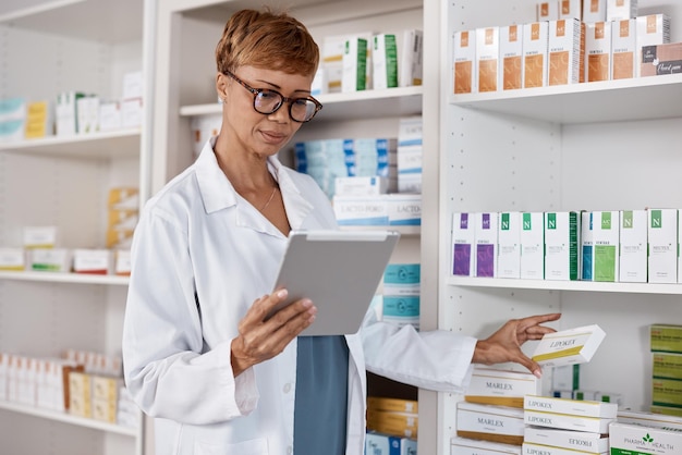 Tablette pharmacie femme et étagère à médicaments pour vérifier l'inventaire et la recherche d'informations sur les produits