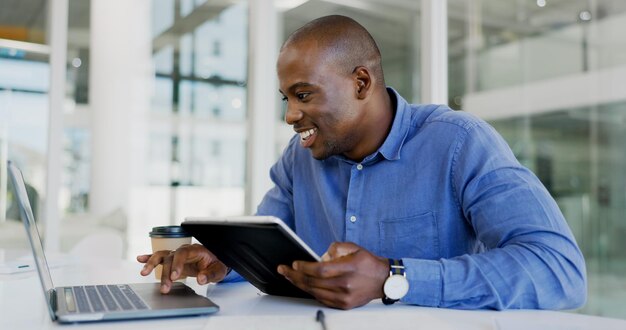 Photo tablette portable et sourire avec un homme noir d'affaires au bureau pour des recherches sur un projet d'entreprise technologie informatique ou logiciel avec un jeune développeur heureux dans un lieu de travail pour la conception internet