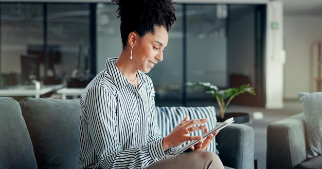 Photo tablette salon d'affaires ou femme noire tapant des commentaires examen du portefeuille financier marché boursier ou investissement finance économie gestionnaire de compte forex ou commerçant négociant nft bitcoin ou crypto-monnaie