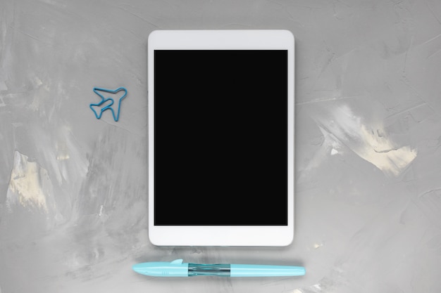 Tablette Tactile, Stylo Requin Bleu, Trombone D'avion Sur L'espace De Travail De Bureau, Fond Gris. Mise à Plat, Vue De Dessus, Modèle D'en-tête De Héros De Médias Sociaux. Concept De Planification De Vacances En Mer Et Vacances D'été