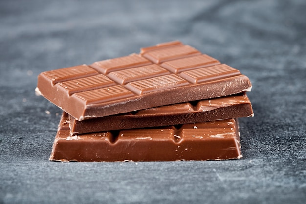 Tablettes de chocolat au lait agrandi.