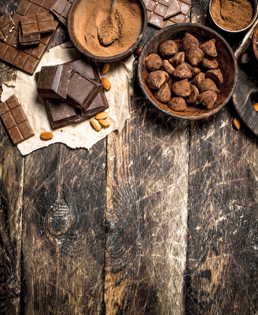 Tablettes de chocolat aux truffes et cacao en poudre