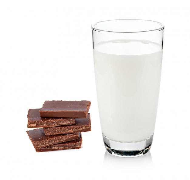 Tablettes de lait et de chocolat sur fond blanc