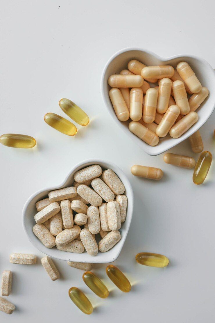 Tablettes et vitamines sur fond blanc bannière publicitaire de produits pharmaceutiques