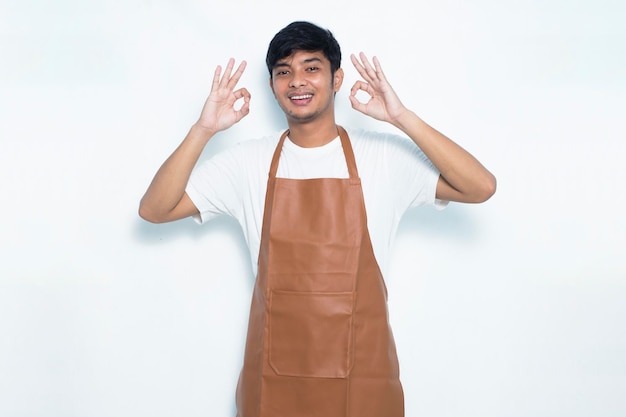 Tablier asiatique homme souriant heureux avec signe ok geste vers le haut isolé sur fond blanc
