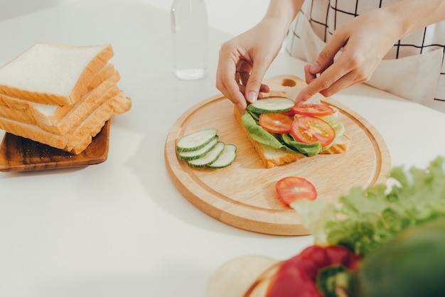 Tablier femme préparant un petit déjeuner dans la cuisine