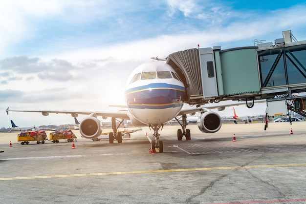 Tablier de piste d'aéroport et avion de passagers