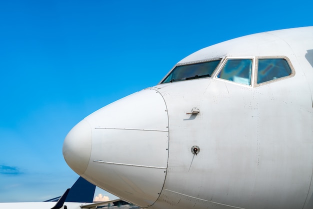 Tablier de piste d'aéroport et avions de passagers