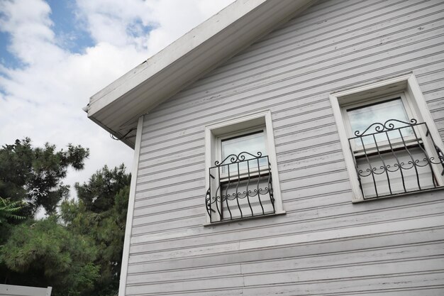 Établir une photo d'une vieille maison en bois de couleur blanche