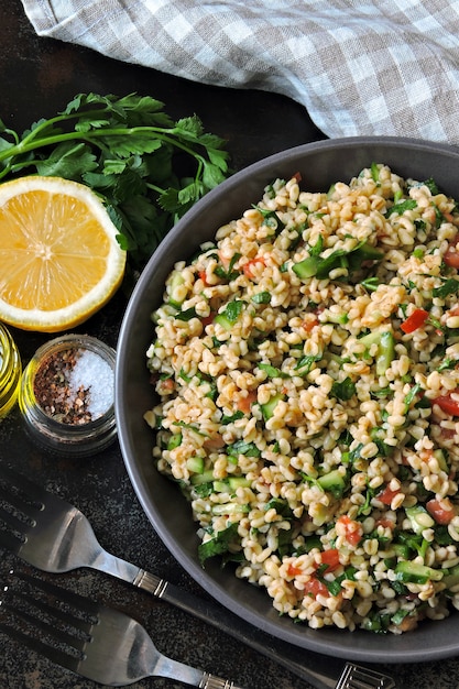 Taboulé de salade arabe dans un bol.